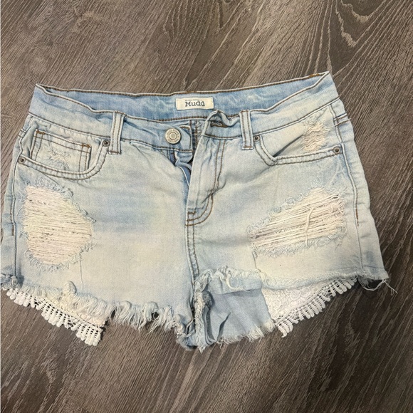 Mudd Pants - Mudd light wash Jean shorts with lace pockets